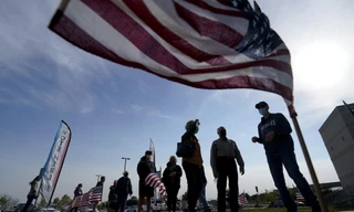 Cử tri Mỹ đi bỏ phiếu sớm ở Kansas. (Ảnh: AP)