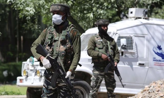 Lính bán quân sự Ấn Độ làm nhiệm vụ ở Kashmir. (Ảnh: EPA-EFE)