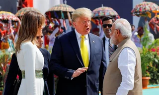 Tổng thống Mỹ Donald Trump và Phu nhân nói chuyện với Thủ tướng Ấn Độ Narendra Modi khi đáp xuống Ahmedabad. (Ảnh: Reuters)