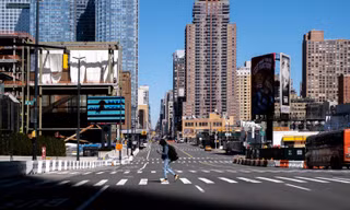 Đường phố ở khu Manhattan vắng vẻ vì dịch bệnh. (Ảnh: Reuters)