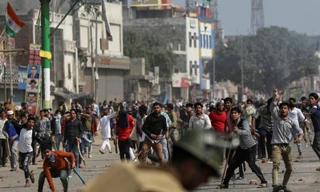 Khung cảnh biểu tình bạo lực trên đường phố New Delhi. (Ảnh: Reuters)