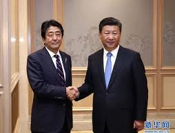 Thủ tướng Nhật Bản Shinzo Abe và Chủ tịch Trung Quốc Tập Cận Bình trong cuộc gặp năm 2016. (Ảnh: News.cn)