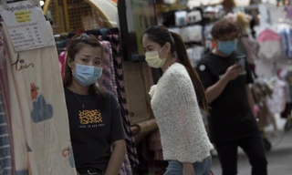 Các nhân viên bán hàng trong trung tâm thương mại Bugis Junction ở Singapore. (Ảnh: EPA)