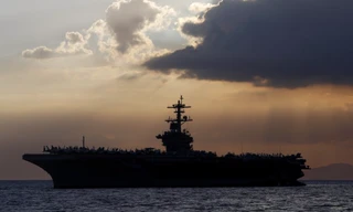 Tàu sân bay Mỹ USS Theodore Roosevelt đang đậu tại đảo Guam. (Ảnh: AP)