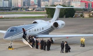 Đoàn quan chức Mỹ do Thứ trưởng Keith Krach dẫn đầu đáp xuống sân bay Đài Bắc ngày 17/9. (Ảnh: AP)