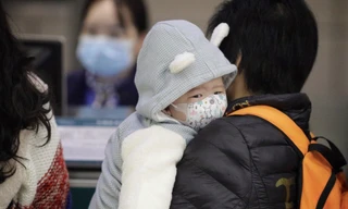 Các nhà nghiên cứu chưa lý giải được vì sao trẻ em có vẻ không bị Covid-19 tấn công mạnh như người cao tuổi. (Ảnh: SCMP)