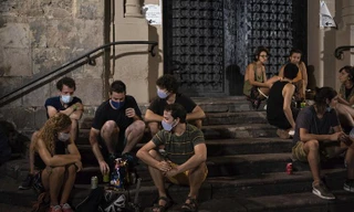 Nhiều nước đã đối diện với làn sóng COVID-19, nhiều nước khác nghĩ rằng vẫn tới. (Ảnh: AP)