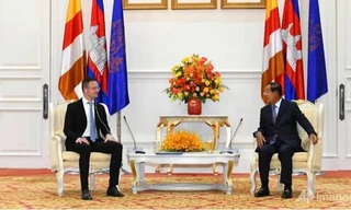 Thủ tướng Campuchia Hun Sen (phải) không đeo khẩu trang khi tiếp Ngoại trưởng Hungary. (Ảnh: AP)