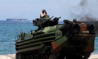 Lực lượng thuỷ quân lục chiến Mỹ sử dụng xe tấn công đổ bộ trong một cuộc diễn tập ở Philippines vào tháng 4/2019. (Ảnh: Reuters)