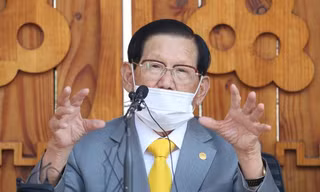 Ông Lee Man-hee trong cuộc họp báo ngày 1/3