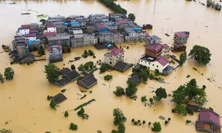 Nhà cửa và ruộng đồng ở tỉnh Giang Tây ngập trong nước hôm 8/7. (Ảnh: China Daily)