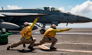 Các thủy thủ Mỹ trên tàu sân bay USS Ronald Reagan. (Ảnh: US Navy)