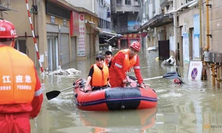 Lực lượng cứu hộ sơ tán dân ở tỉnh Tứ Xuyên ngày 18/8. (Ảnh: Reuters)