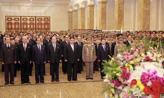 Ông Kim Jong Un và các quan chức cấp cao Triều Tiên viếng Cung Mặt trời Kimsusan năm 2017. (Ảnh: KCNA)