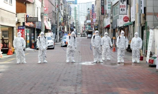 Nhân viên y tế khử trùng ở TP Daegu. (Ảnh: Yonhap)