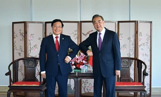 Phó Thủ tướng Phạm Bình Minh và Bộ trưởng Ngoại giao Trung Quốc Vương Nghị tại cuộc gặp nhân lễ kỷ niệm. (Ảnh: Mofa)