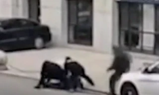 Thủ phạm bị cảnh sát khống chế dưới nền đất. (Ảnh: Weibo)