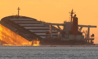 Con tàu MV Wakashio bị gãy đôi sau khi mắc cạn. (Ảnh: BBC)