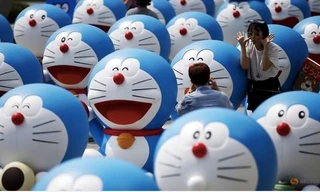 Một người đúng chụp ảnh trong triển lãm về Doraemon. (Ảnh: Reuters)
