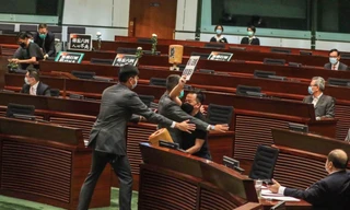 Lực lượng an ninh áp giải nghị sĩ Raymond Chan vì rời khỏi ghế ngồi. (Ảnh: SCMP)