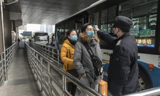 Kiểm tra thân nhiệt khách đi tàu ở Thượng Hải. (Ảnh: Bloomberg)