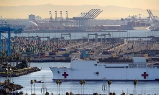 Tàu bệnh viện USNS Mercy khi đang đậu tại cảng Los Angeles. (Ảnh: AP)