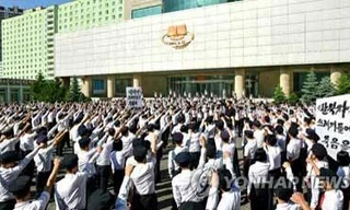 Bức ảnh các sinh viên ĐH Công nghệ Kimchaek ở Bình Nhưỡng phản đối những người đào tẩu Triều Tiên. (Ảnh: Rodong Shinmun)