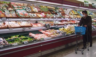 Thị trưởng Nhật khuyên phụ nữ không đi mua hàng trong bối cảnh COVID-19 vì lề mề