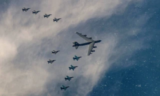 Các máy bay ném bom B-52 và máy bay chiến đấu F-16 từ căn cứ Misawa tham gia một chiến dịch diễn tập hồi tháng 2. (Ảnh: Reuters) 