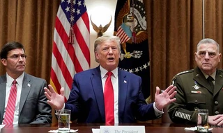 Tổng thống Mỹ Donald Trump (giữa) cùng Bộ trưởng Quốc phòng Mỹ Mark Esper (bìa trái) và Chủ tịch Hội đồng tham mưu trưởng Mark Milley trong một cuộc họp ở Nhà Trắng vào tháng 10/2019. (Ảnh: Reuters)