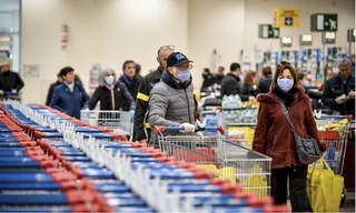 Người dân đeo khẩu trang khi đi mua hàng trong một siêu thị ở TP Milan. (Ảnh: AP)