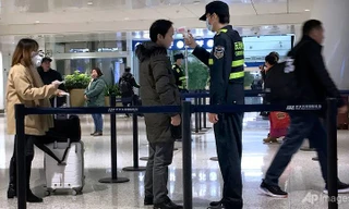 Nhiều nước đang tăng cường kiểm tra thân nhiệt hành khách. (Ảnh: AP)