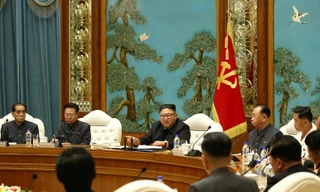 Ông Kim Jong Un chủ trì cuộc họp của Bộ chính trị hôm 5/10. (Ảnh: KCNA)