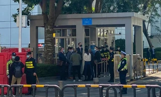 Các nhà ngoại giao phương Tây đứng ngoài tòa án ở Thâm Quyến. (Ảnh: Phoebe Zhang)