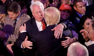 Ông Robert Trump và anh trai Donald Trump trong một sự kiện. (Ảnh: CNN)