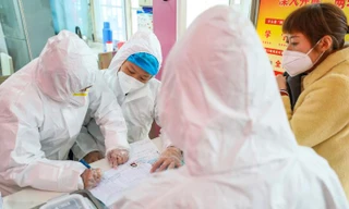 Cảnh xét nghiệm tại một bệnh viện ở Vũ Hán. (Ảnh: CNN)