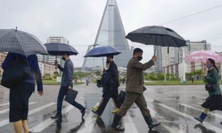 Người dân Bình Nhưỡng đeo khẩu trang khi ra đường. (Ảnh: Reuters)