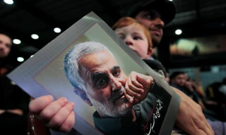 Một em bé cầm bức chân dung tướng Soleimani ở Li-băng hồi tháng 2/2016. (Ảnh: Reuters)