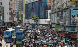 Người Hong Kong xuống đường biểu tình cuối tuần qua để phản đối luật an ninh quốc gia mới. (Ảnh: SCMP)