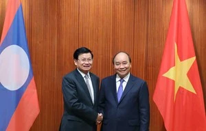 Thủ tướng Nguyễn Xuân Phúc tiếp đón Thủ tướng Lào. (Ảnh: VGP)