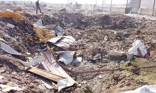 Hiện trường vụ máy bay Ukraine rơi. (Ảnh: Reuters)