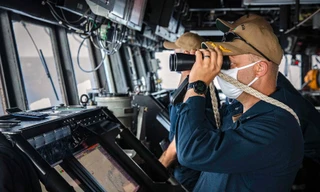 Ông Ryan T. Easterday, chỉ tàu USS John S. McCain quan sát Biển Đông khi đang đi vào khu vực này hôm 22/12. (Ảnh: US Navy)