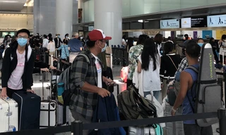 Các hành khách ở Mỹ lên chuyến bay về Việt Nam. (Ảnh: Mofa)