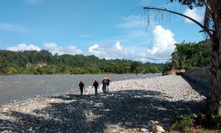 Bức ảnh do cơ quan chức năng Indonesia cung cấp cho thấy lực lượng cứu hộ đang tìm kiếm những người còn mất tích