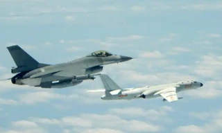 Máy bay quân sự Đài Loan (trái) bay sát một máy bay ném bom H6-K của Trung Quốc đại lục trên vùng trời phía nam Đài Nam hồi tháng 5/2018. (Ảnh: AP)