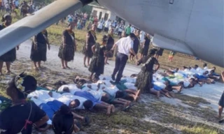 Bức ảnh được đưa lên mạng cho thấy Đại sứ Trung Quốc tại Kiribati đang đi trên lưng hàng loạt người đang quỳ rạp dưới đất