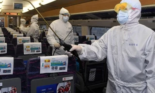 Khử trùng trên một tuyến tàu điện ngầm ở Nam Ninh, Trung Quốc. (Ảnh: Xinhua)