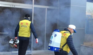 Khử trùng tại cơ sở của giáo phái Tân Thiên Địa ở Daegu. (Ảnh: Yonhap)