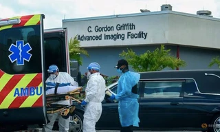 Nhân viên y tế vận chuyển một người chết vì COVID-19 ở Florida. (Ảnh: Reuters)