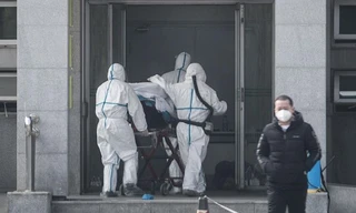 Nhân viên y tế tiếp nhận một bệnh nhân mới ở Vũ Hán ngày 19/1. (Ảnh: EPA)